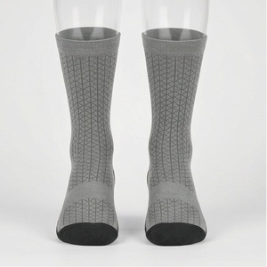 Chaussettes pour hommes à motif géométrique, tricotées, respirantes, en spandex et polyester, pour un usage quotidien, style régulier d'été - Product Image 1