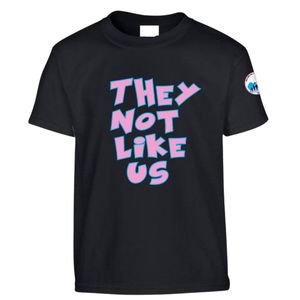 T-shirt noir à manches courtes et col rond avec imprimé graphique rose, vêtement décontracté pour tous les jours, streetwear confortable, vêtement unisexe - Product Image 1