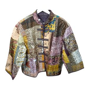 เสื้อคลุมแจ็คเก็ตสั้นสำหรับผู้หญิง ทำมือ ลายปักกันธา สำหรับฤดูหนาว ผ้าฝ้าย 100% ลายดอกไม้ คอจีน เป็นมิตรกับสิ่งแวดล้อม ระบายอากาศได้ดี แห้งเร็ว เหมาะสำหรับกิจกรรมกลางแจ้ง - Product Image 1