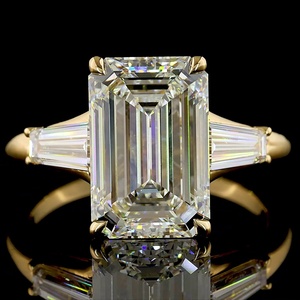 Fabricant de bijoux sur mesure, certifié IGI, bague en moissanite taille émeraude 4 carats, or 14 carats, baguette conique, trois pierres, bague d'anniversaire - Product Image 3