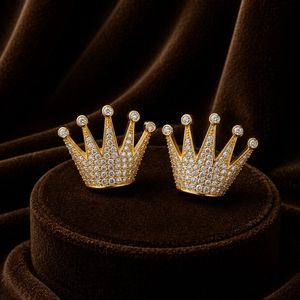 Boucles d'oreilles couronne serties de diamants ronds, entièrement pavées de moissanite, design « Ice Out », idéales pour les fêtes et les cadeaux - Product Image 2