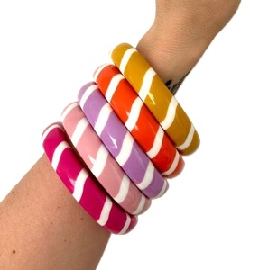 กำไลข้อมืออะคริลิคเรซิ่นแบบคลาสสิกใหม่ ดีไซน์ลายทางสีแดงดำสุดเก๋ ไม่ซ้ำใคร เครื่องประดับแฟชั่นสำหรับทุกเพศ ชุดกำไลข้อมือสำหรับงานแต่งงานผู้หญิง - Product Image 3