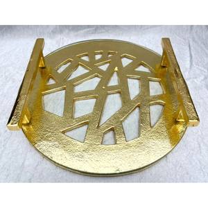Bandeja de servir de metal de alta calidad que agrega un toque de elegancia atemporal a cualquier ambiente, para uso diario y en ocasiones especiales. - Product Image 1