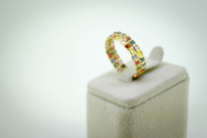 Anillo de eternidad de doble fila con zafiro multicolor natural en oro amarillo macizo de 18 quilates – Anillo con gemas de corte princesa en forma de arcoíris - Product Image 3