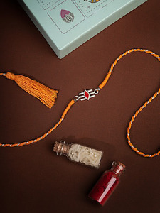 Bracelet Rakhi unisexe plaqué argent Seaila avec inscription « Bond of Love » – Élégant cadeau Raksha Bandhan pour frère, produit en gros - Product Image 3
