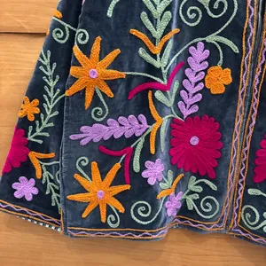 Chaqueta de Invierno Unisex de Algodón y Terciopelo Bordada con Diseño Suzani Indio de Alta Calidad, Estilo Boho Hippie, para Venta al Por Mayor en Boutiques - Product Image 4