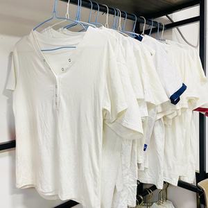 T-shirts blancs imprimés de dessins animés mignons en gros |   Col rond avec bordure contrastée |    Vêtements d'occasion comme neufs en vrac - Product Image 3