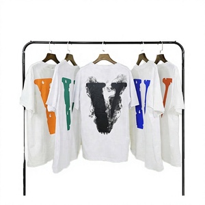 T-shirt blanc surdimensionné pour homme avec imprimé lettre V colorée au dos, manches courtes, col rond, 100% coton jersey respirant - Product Image 1