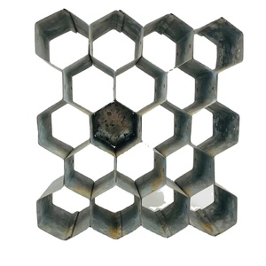 Estante para Vino de Metal Estilo Industrial Francés Antiguo, Diseño de Panal de Abeja Vintage, Soporte de Exhibición para Almacenamiento de Vino, Acabado Hexagonal en Zinc - Product Image 1