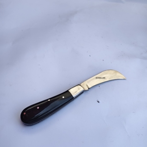 Cuchillo Plegable de Acero Inoxidable Hecho a Mano Personalizado para Acampar al Aire Libre con Mango de Cuerno de Toro Negro - Product Image 4