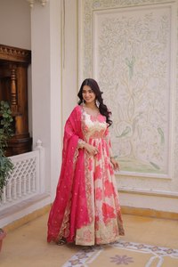 Robe Anarkali de qualité supérieure à imprimé floral numérique avec dupatta, ensemble complet pour mariage estival, en soie pure infroissable - Product Image 5