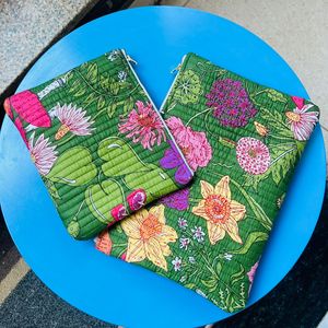 VEER HANDIRCRAFTS Trousse de toilette matelassée à motif floral avec fermeture éclair, poignée souple, en coton lavable, organiseur de voyage pour usage quotidien, taille moyenne/grande - Product Image 1