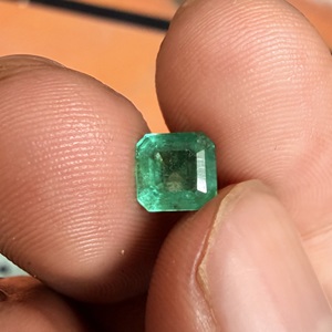 Émeraude Naturelle Rara de Zambie 1,39 Carat Vert Intense Carrée, Pierre Précieuse Libre pour la Création de Bijoux Personnalisés Haut de Gamme - Product Image 5