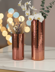 Juego de Jarrones de Mesa de Metal Martillado en Oro Claro, Ecológicos, Decoración Moderna para el Hogar, Centro de Mesa Cilíndrico para Bodas, Aura Global - Product Image 1