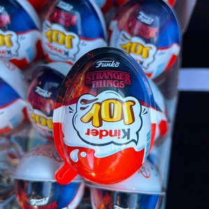 Venta al por Mayor de Huevos de Chocolate Sorpresa Originales Kinderr Joy Stranger Things, Caja de 72 Unidades, Juguetes Coleccionables de Edición Limitada - Product Image 1