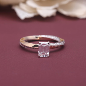 Bague de fiançailles solitaire croisée en argent sterling 925 massif, sertie de diamants de laboratoire taille émeraude certifiés IGI - Product Image 1