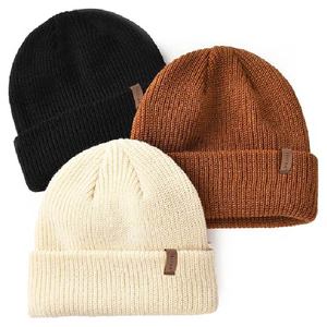 Bonnet en tricot côtelé épais avec patch en cuir et logo personnalisé, chaud pour l'hiver, unisexe, à revers, style slouchy, pour le ski, vente en gros - Product Image 1