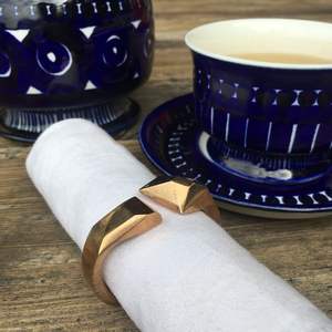 Anillo de servilleta de metal llamativo que crea una decoración de mesa llamativa para ocasiones especiales y reuniones - Product Image 1