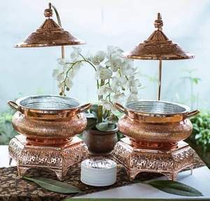 Plat à chafing dish élégant en cuivre avec couvercle décoratif et structure robuste pour la restauration, les restaurants, les hôtels et les banquets - Product Image 1