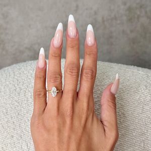 Bague en or plaqué 18 carats avec diamant de laboratoire taille marquise de 1,5 carat |   Bague de fiançailles pour femme certifiée IGI avec pierres latérales blanches |   Luxe - Product Image 1