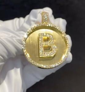 Colgante de Moissanita Redonda de 4 Quilates Chapado en Oro Amarillo de 14K, Disco Personalizable con Nombre para Fiestas - Product Image 4