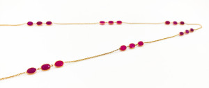 สร้อยคอทับทิมธรรมชาติแบบสามเม็ดในตัวเรือนทองคำแท้ 18K สีเหลือง – สร้อยทับทิมแบบหลายกลุ่มประดับขอบแบบ Bezel Set หรูหรา สำหรับคนเกิดเดือนกรกฎาคม - Product Image 4