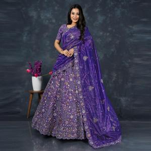 Lehenga Choli de tela twill con bordado floral denso, silueta acampanada estructurada, corte de blusa de diseñador, dupatta suave y drapeada - Product Image 3