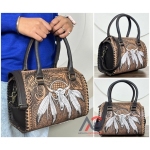 Bolso de Viaje de Cuero con Diseño Tribal de Calavera de Toro, Hecho a Mano, de Cuero Vacuno Mediano, Unisex, Tipo Weekender - Product Image 1