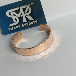 Brazalete de Cobre Magnético Ancho Tradicional Hecho a Mano con Acabado Liso, Joyería Curativa Ligera y Ajustable - Product Image 1