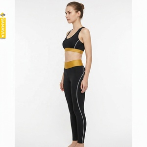 Conjunto de Yoga en Contraste Negro y Dorado, Top Corto Tipo Racerback, Leggings Largos de Cintura Alta, Transpirables, de Spandex y Poliéster, 2 Piezas - Product Image 3