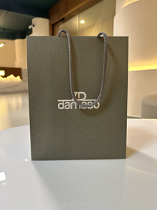 Sacs en papier de luxe personnalisés pour bijoux à la mode Emballage de cadeaux de détail élégant - Product Image 3