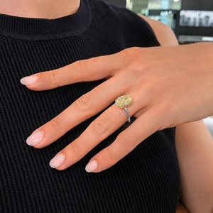 Anillo de compromiso solitario de lujo con diamante simulado transparente de corte cojín de 5.02 CT, banda gruesa de oro amarillo de 18K con certificado IGI - Product Image 1