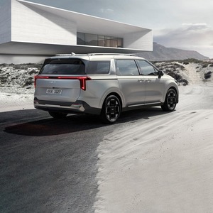 Kia Carnival MPV Premium avec un intérieur spacieux, des sièges confortables, des caractéristiques de sécurité avancées et une technologie moderne - Product Image 5