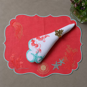Une broderie corail audacieuse crée un point focal saisissant, idéale pour les réceptions estivales et le décor côtier. - Product Image 1