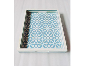 Plateau de service rectangulaire décoratif en résine bleu et blanc, motif géométrique marbré, fait main, pour la maison, les restaurants et la restauration - Product Image 1
