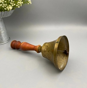 Cloche à main en laiton à motif unique avec manche en bois pour les rituels quotidiens, les activités de groupe et sonnerie claire, cloche à main en laiton faite à la main - Product Image 2