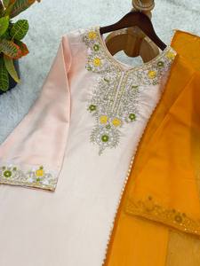 Dernier modèle de Salwar Kameez pakistanais pour femme, en soie brodée, coupe ample, longueur ras du sol, avec ensemble Palazzo et Dupatta en organza, pour mariage - Product Image 4