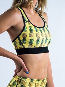 Soutien-gorge de sport pour femme à imprimé ananas, col ras du cou, dos nageur, maintien moyen, respirant, avec bordure contrastante jaune - Product Image 1
