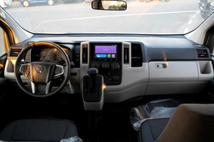 Toyota Hiace 3.5L gasolina, 15 asientos, modelo 2026, transmisión automática, en buen estado. - Product Image 2