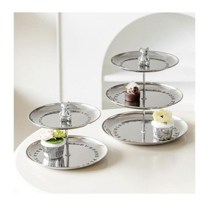 Support à gâteau à plusieurs niveaux en aluminium doré - Product Image 2