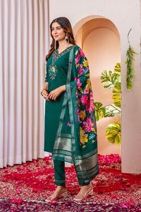 Ensemble pantalon droit en soie viscose de luxe avec broderie multi-fils et dupatta en soie Chanderi, vêtements ethniques indiens - Product Image 6