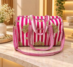 กระเป๋าเดินทางลายทางสีขาวพิมพ์ลายทรอปิคอล Le Souvenirs รุ่น Weekender Duffel Bag ขนาดใหญ่ พร้อมซิปปิด ผลิตจากวัสดุผ้า - Product Image 1
