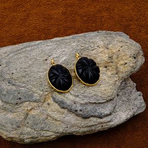 Pendentif en onyx noir fait à la main fleur sculpture plaqué or forme ovale lunette réglage élégant collier en laiton pour la fabrication de mode - Product Image 5