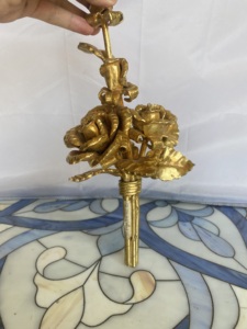 Escultura Decorativa de Hierro Dorado Khang Hung Phat, Adorno para Hogar y Jardín, Diseño Hueco, Estilo Elegante, Acabado Pintado - Product Image 2