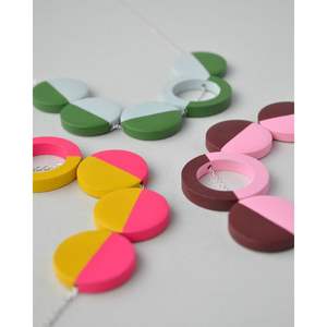 Collar de Cuentas de Resina y Madera Minimalista Hecho a Mano, Joyería Moderna para el Día a Día - Product Image 5