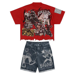 Conjunto de dos piezas Streets Runway con gráfico desgastado: camiseta roja corta con collage y shorts de mezclilla lavados. Moda urbana para hombre. - Product Image 1