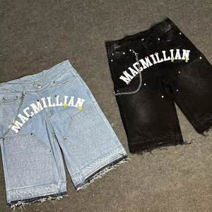 Pantalones cortos de mezclilla para hombre con parches personalizados de streetwear, logotipo, diseño en relieve personalizado, cadena impresa y piedras. - Product Image 1