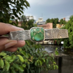 Brazalete Unisex Hecho a Mano en Plata 925 con Turquesa Dorada Sonora, Gema Vintage con Forma de Flor, Engaste en Bisel, Brazalete Fino - Product Image 2