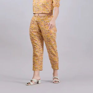 Ensemble haut et pantalon pour femme 100% polyester, col en V, imprimé floral jaune algues avec travail miroir, été - Product Image 1