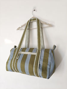 Bolsa de Viaje Acolchada de Algodón con Estampado de Rayas Verdes y Cierre de Cremallera |   Bolsa Ligera para Fin de Semana y Gimnasio - Product Image 3